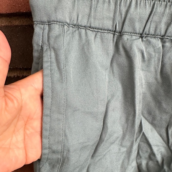 🛍️Roxy  2” shorts with pockets & drawstring Size SP - Picture 3 of 7